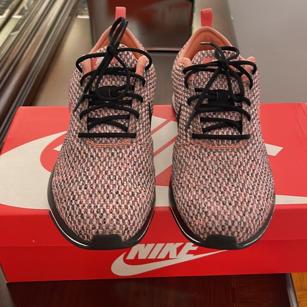 Nike Presto Black/Peach Size 7Y - Women’s 9M EUR 40